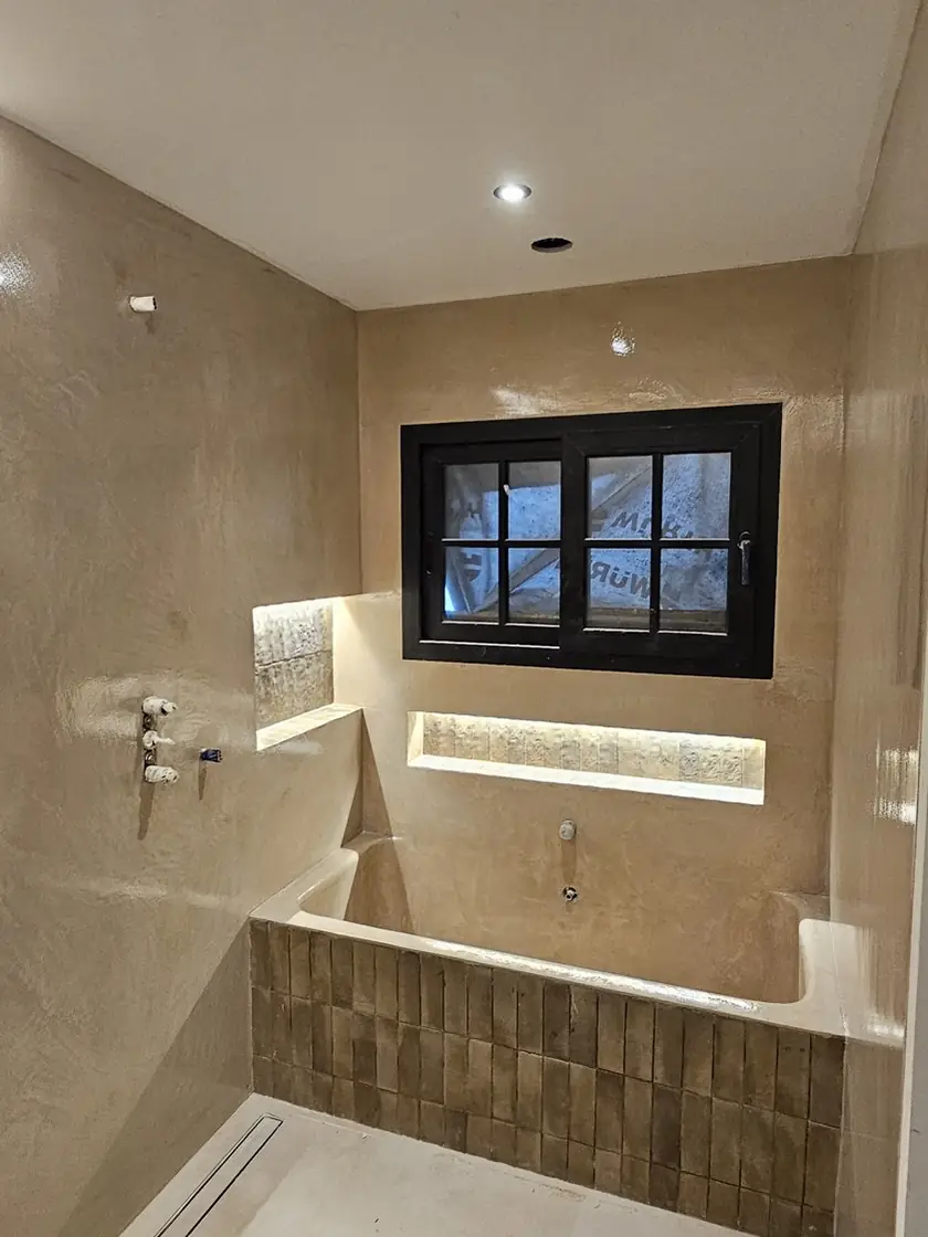 Baño con ducha y nicho iluminado
