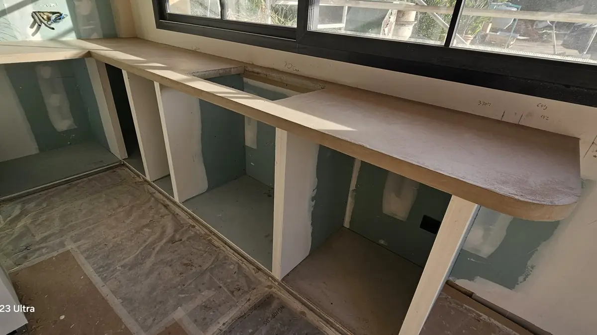 Cocina en obra con encimeras a medida y pladur