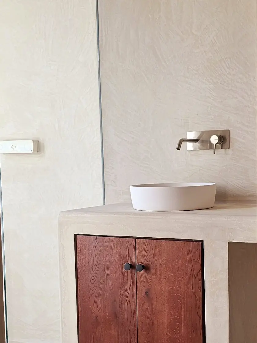 Mueble de lavabo con puertas de madera