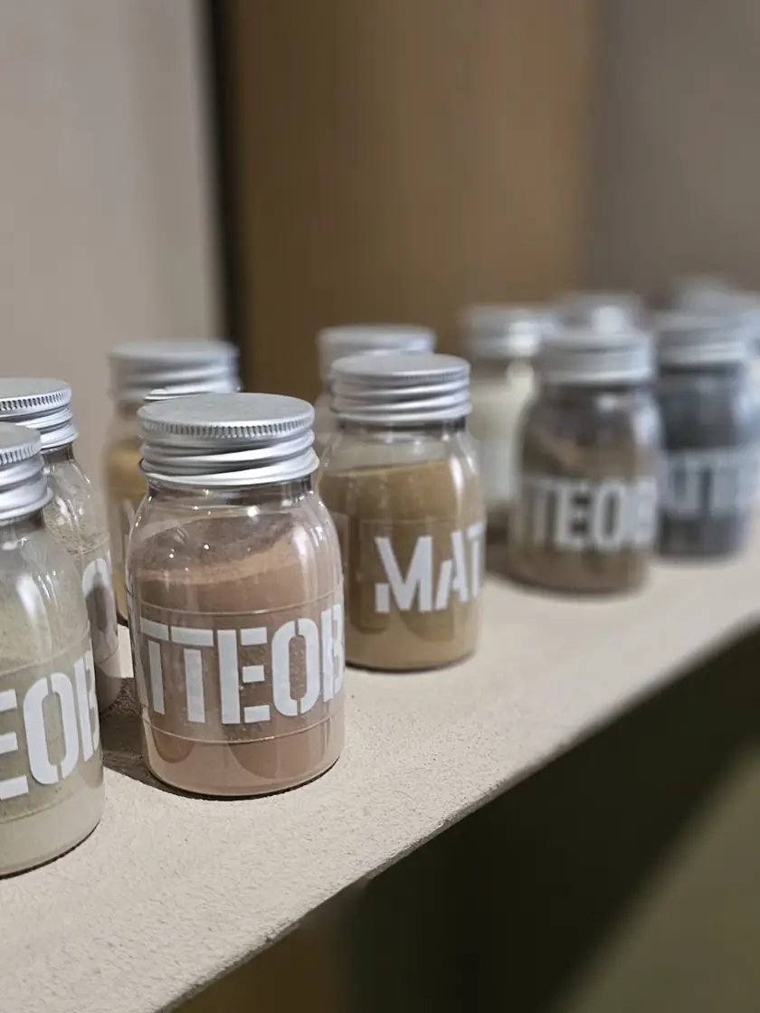 Frascos con muestras de acabados