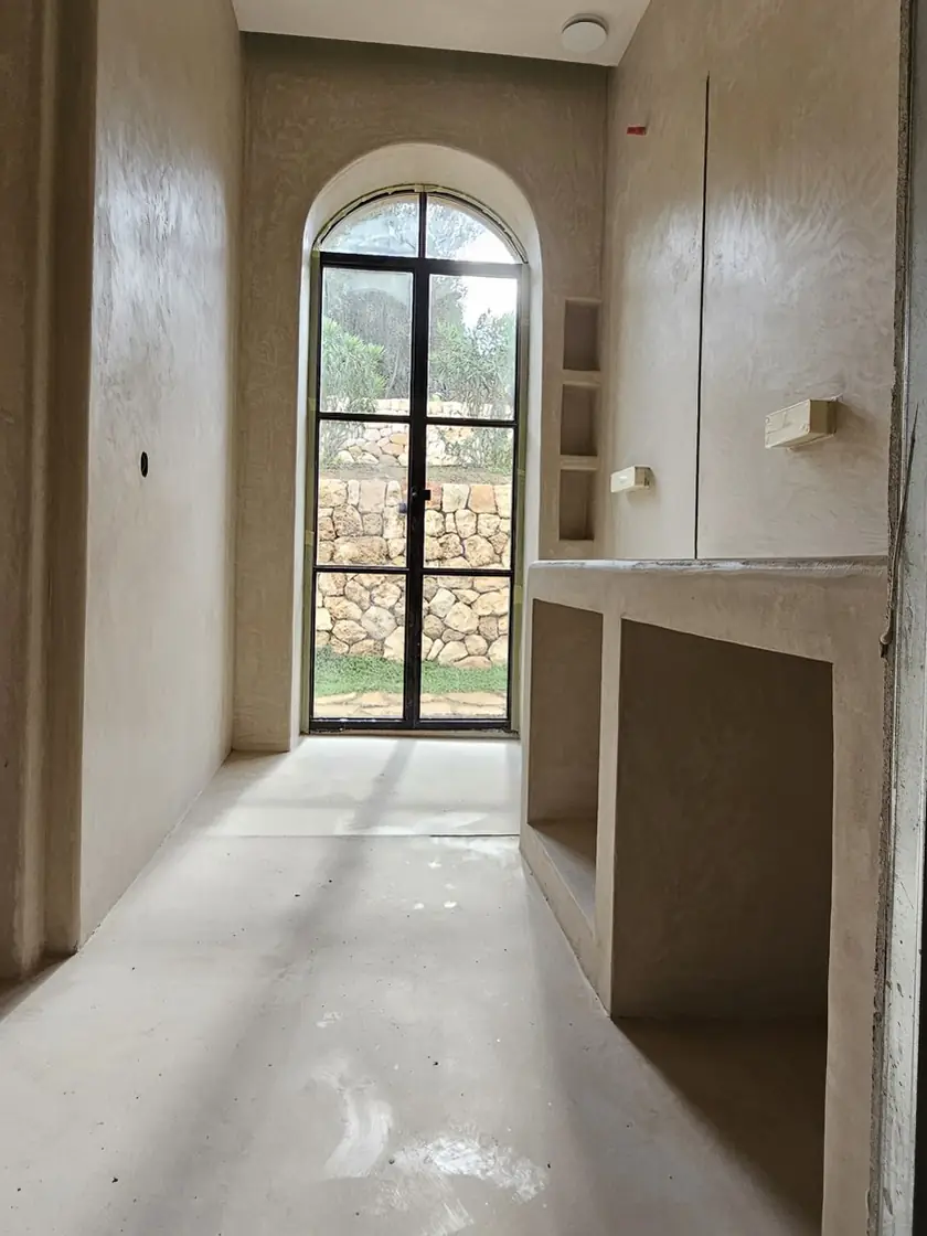Pasillo con arco y paredes de micromortero