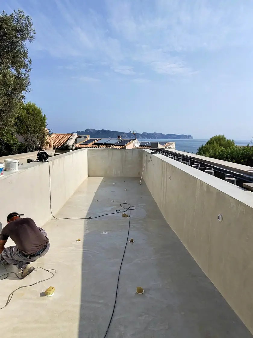 Terraza de piscina con vistas al mar
