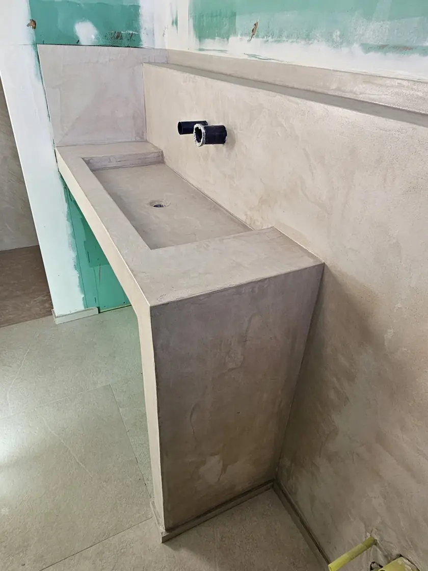 Trasdosado de pladur con lavabo de micromortero en obra