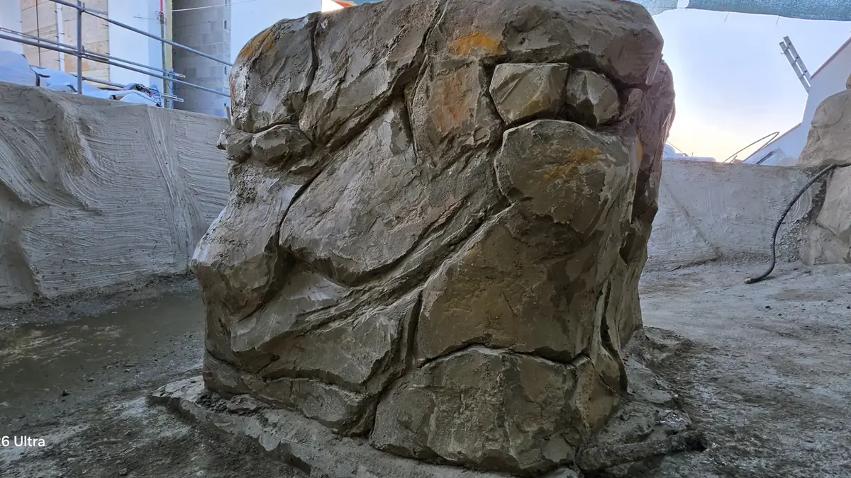 Rocas alrededor de una piscina