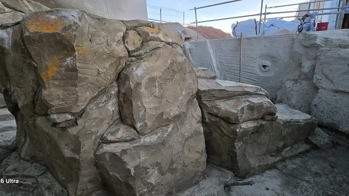 Tematización en roca artificial junto a una piscina
