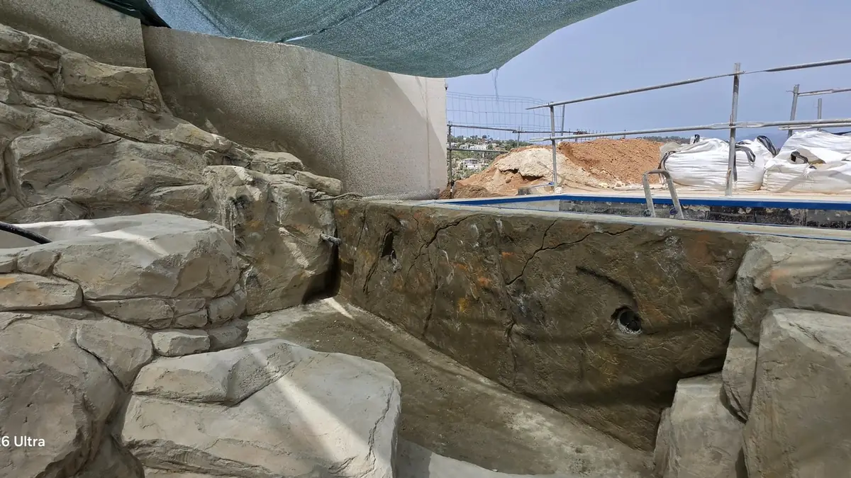 Roca modelada junto al agua