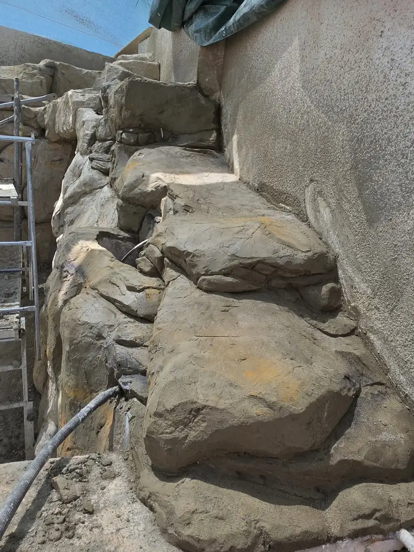 Rocas modeladas junto a una pared de obra
