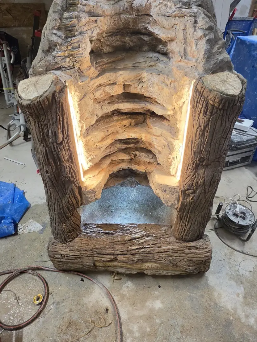 Pieza de tronco y roca con luz integrada