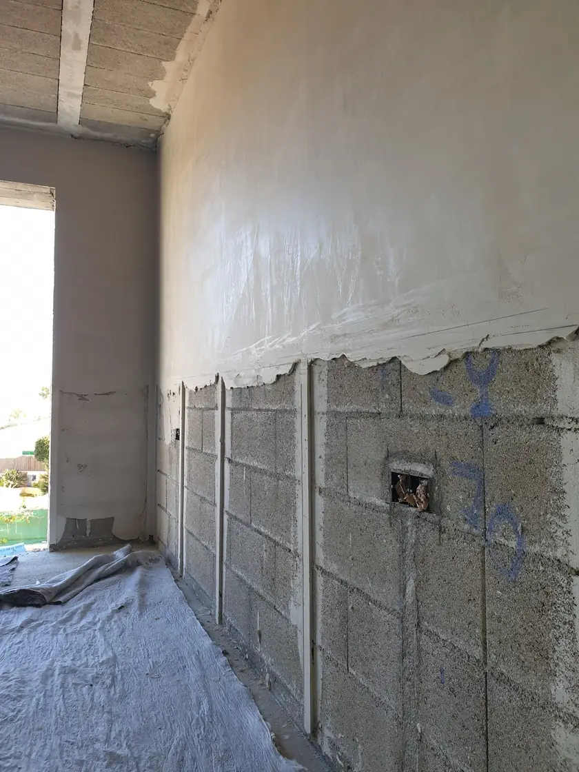 Yeso sobre pared de bloque