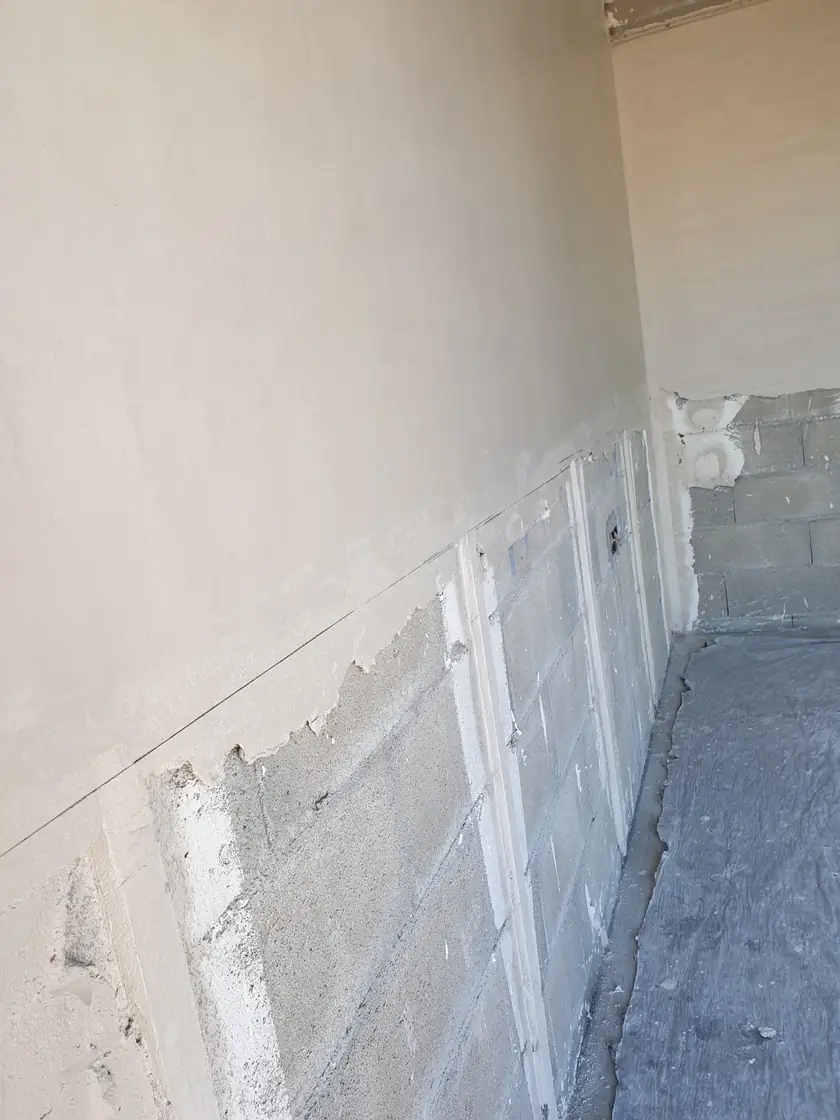 Pared de yeso en una estancia